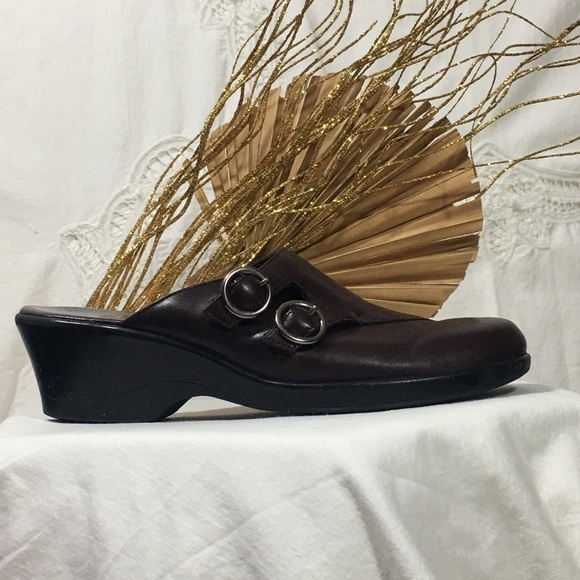 𝅺CLARKS Clogs Brown Side Buckle 7.5 M - Picture 2 of 12